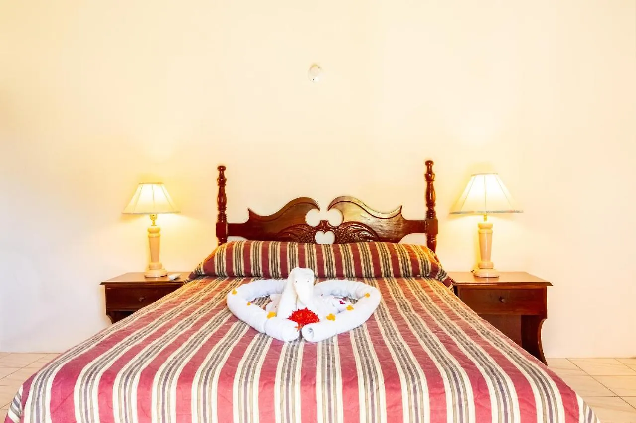 Shields Negril Villas فندق