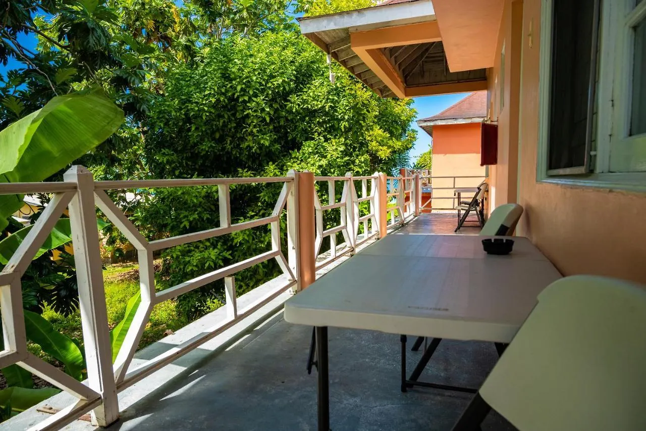 Shields Negril Villas فندق