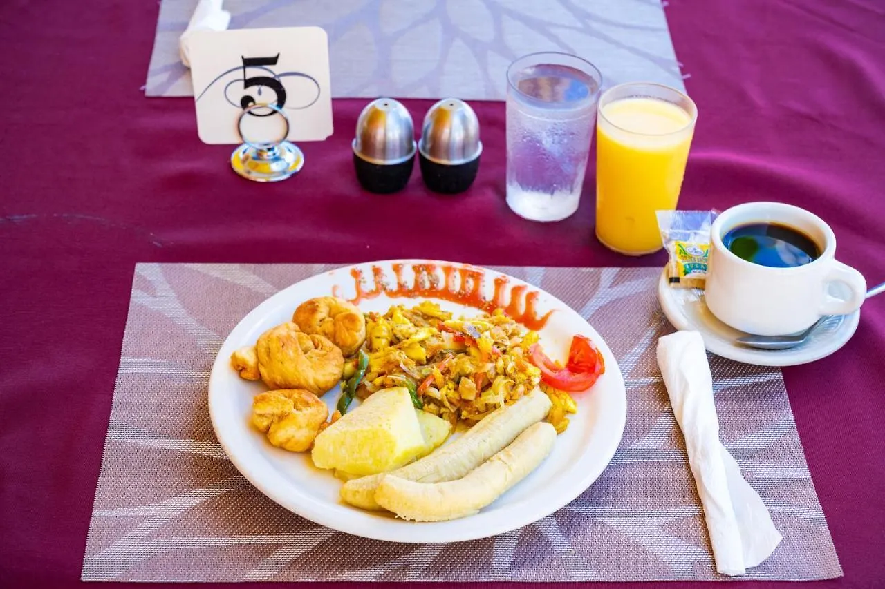 Shields Negril Villas فندق