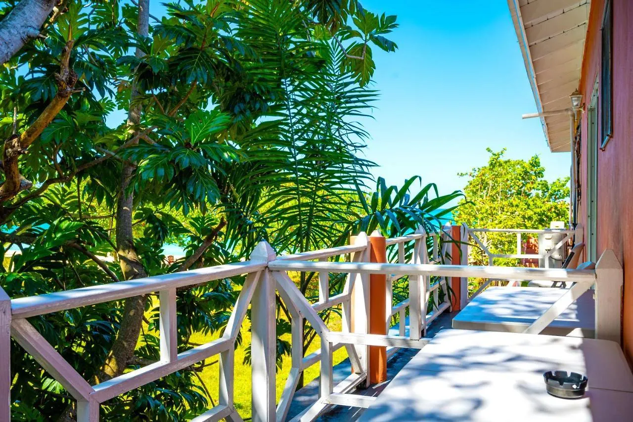 Shields Negril Villas فندق