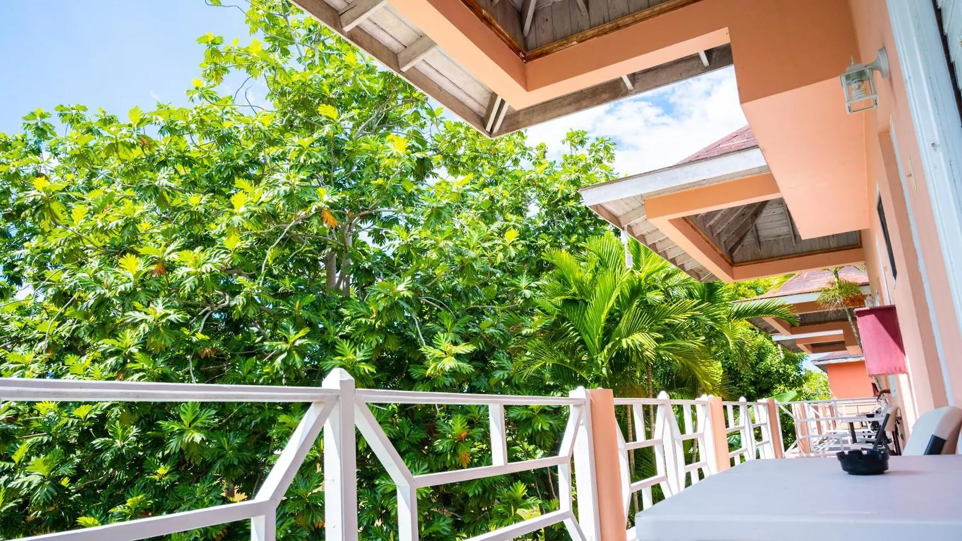 Shields Negril Villas فندق